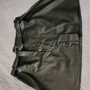 🎄Faux leather skirt